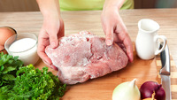 Як розморозити м'ясо за 20 хвилин: Лайфхак від кулінарів