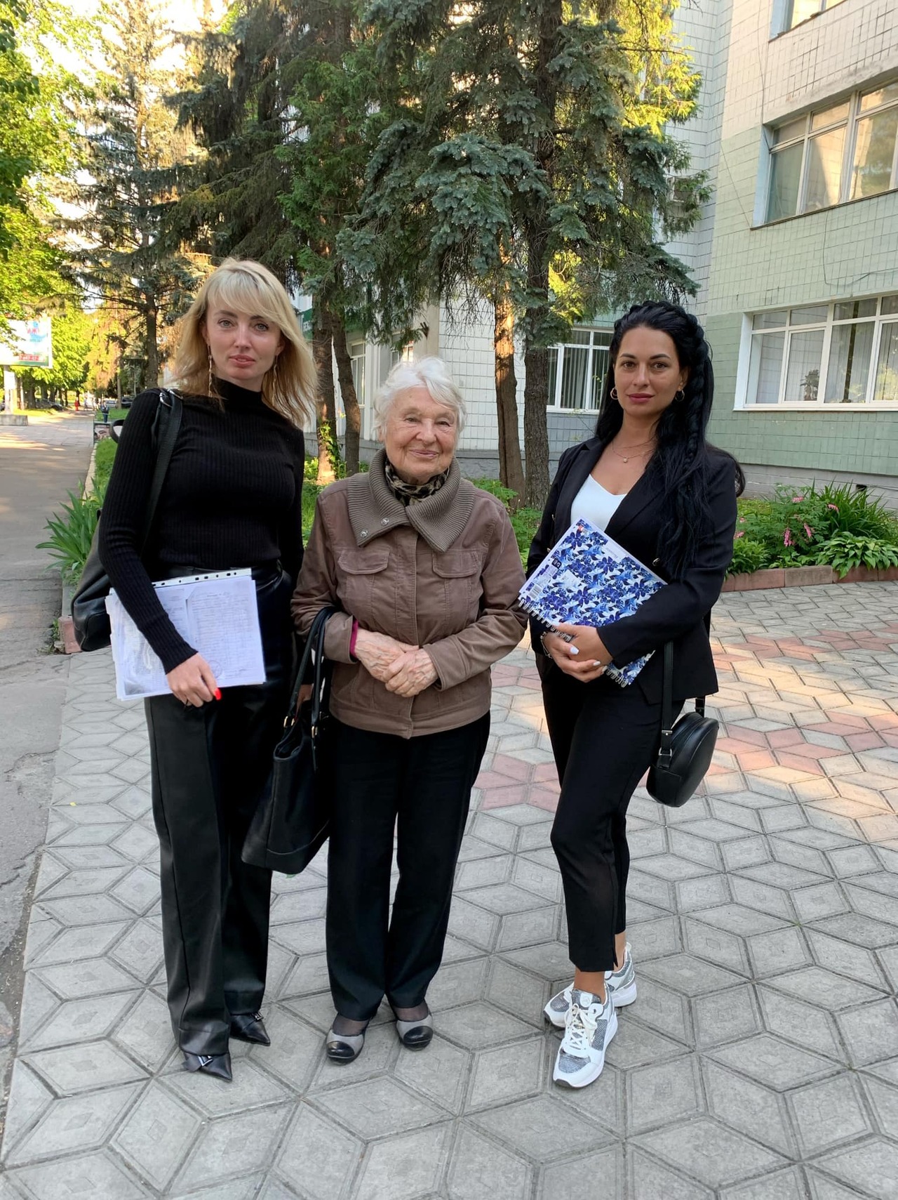 Пані Тамара - всередині. Їй зголосились допомогти Ірина Пашкевич (зліва) та Ліана Диновська (справа). Фото - ГО "Ангели Життя".