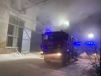 «Рятувальники поки на місці загоряння»: пожежу у Здолбунові ще не ліквідовано