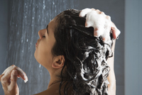 Як правильно мити жирне волосся, щоб воно довше залишалося чистим: прості кроки