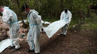 «Катували, а потім жорстоко стратили»: Біля Бучі знайшли масове поховання мирних жителів (ФОТО)