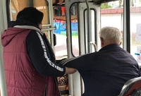 У Рівному кондуктор вигнала з тролейбуса 90-річного пасажира, бо «смердів» (ВІДЕО)

