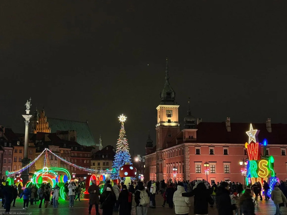 Поганий знак для Польщі? У Варшаві феєрверк влучив у ялинку і вона загорілася (ВІДЕО)
