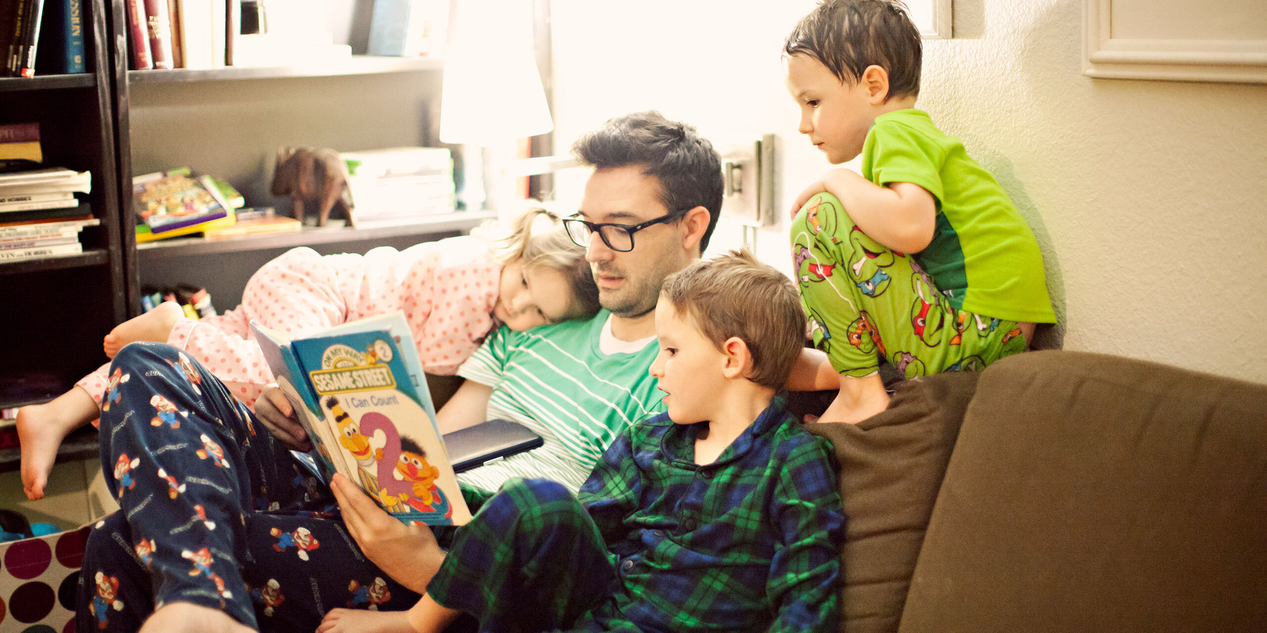 Dad is reading. Bedtime stories семья. Семейное чтение фото. Children's story. Read a Bedtime story.