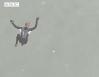 Рекорд! Британець стрибнув із гелікоптера без парашута (ВІДЕО)