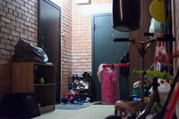 Навіть, якщо сусіди не проти: які речі заборонено залишати в під’їзді