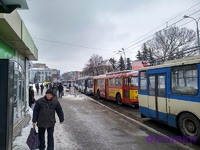 Транспортний колапс у центрі Рівного: зупинилися тролейбуси (ФОТО)
