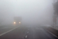 До уваги водіїв: через туман на дорогах Рівненщини буде погана видимість