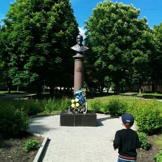 Пам'ятник Нілу Хасевичу на бульварі Директорії в Рівному