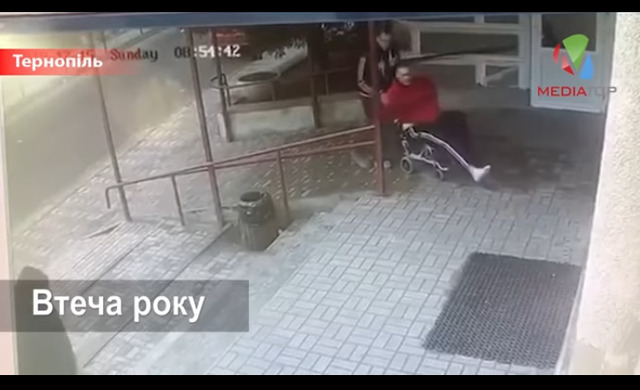 Бабуся в цей момент сидить за кермом -- буса? Чи відволікає увагу медперсоналу?