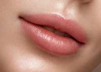 Пухкенькі губи без уколів краси: що повинен містити бальзам для губ