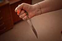 Двічі вдарила матір ножем: жительку Рівненщини відправили до СІЗО (ФОТО)