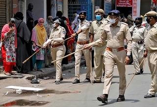 Поліцейські в Індії вийшли на "полювання" за порушниками карантину