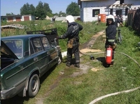 На Рівненщині загорівся легковик. Пожежу ліквідовували рятувальники (ФОТО)