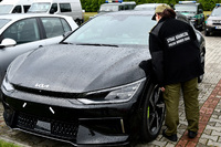 Повернулися до України без авто: транспортні засоби забрали на польському кордоні