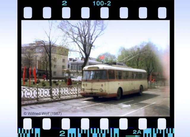 На фото зображений тролейбус №15
