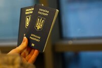І чоловікам теж: українці за кордоном знову можуть отримати паспорти 