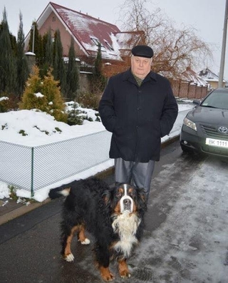 Володимир Хомко зі своєю собакою. Фото - Радіо Трек.