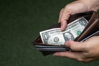 Що покласти в гаманець, щоб притягнути гроші: народні прикмети