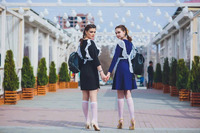 Сум і сором: у парку західноукраїнського міста гуляли школярки у «вбранні покоївок»