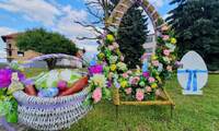 «Кролики, писанки, ковбаси»: місто на Рівненщині прикрасили до Великодня (ФОТО)