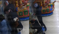 Закортіло погратися? У Тернополі молодики вкрали з дитячого ігрового автомата 60 м’яких іграшок (ВІДЕО)