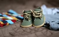 Чи можна віддавати дитяче взуття: народні прикмети