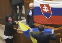 На трибуні парламенту облили водою прапор України (ФОТО/ВІДЕО)