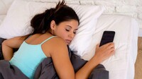 Чи можна класти на ніч телефон під подушку: відповідь експертів