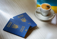 Українцям за кордоном не видаватимуть уже готові паспорти 